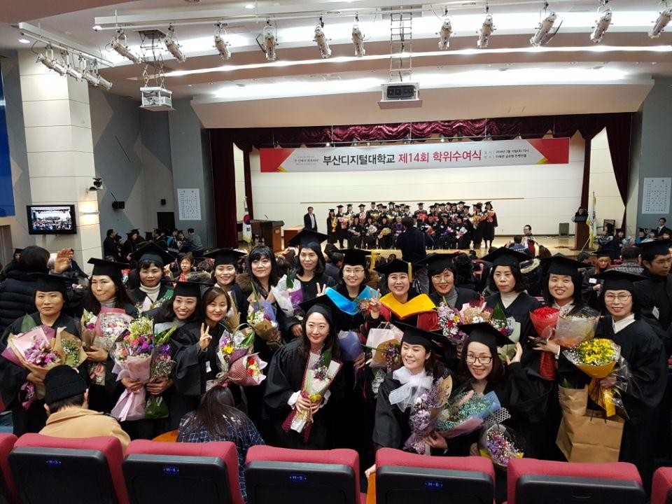 [아동보육학전공]제14회 학위수여식18.2.10(엄세진교수,김미정교수).jpg