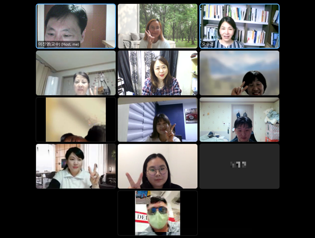 영상크리에이터학과 이진영교수와 학생들이 온라인으로 개강 모임하는 모습