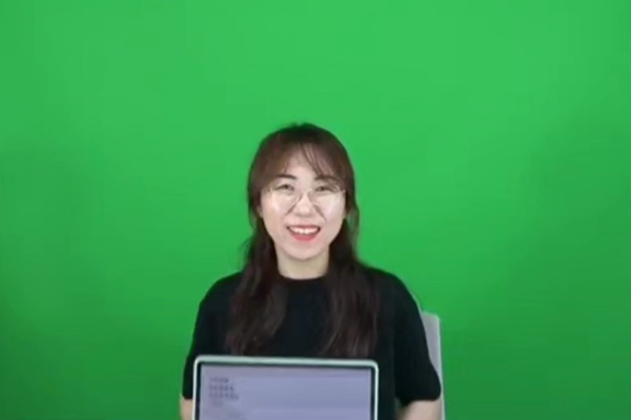 유지은 학생 초록색 크로마키 배경에 자료 보여주면서 있는 모습