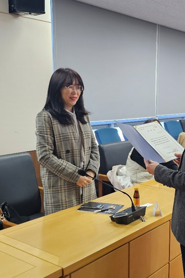 유지은 학생 상 받는 모습
